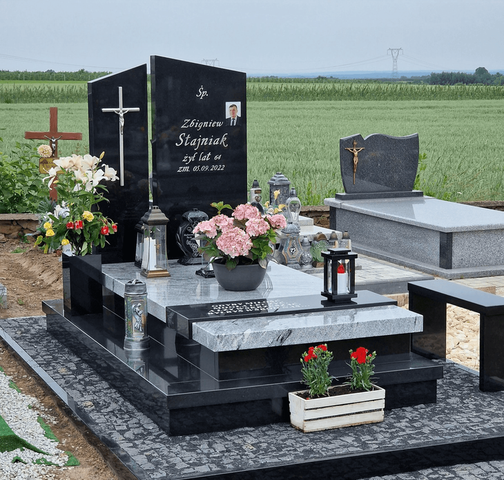 Solidny i trwały nagrobek z granitu w odcieniu szarości i czerni